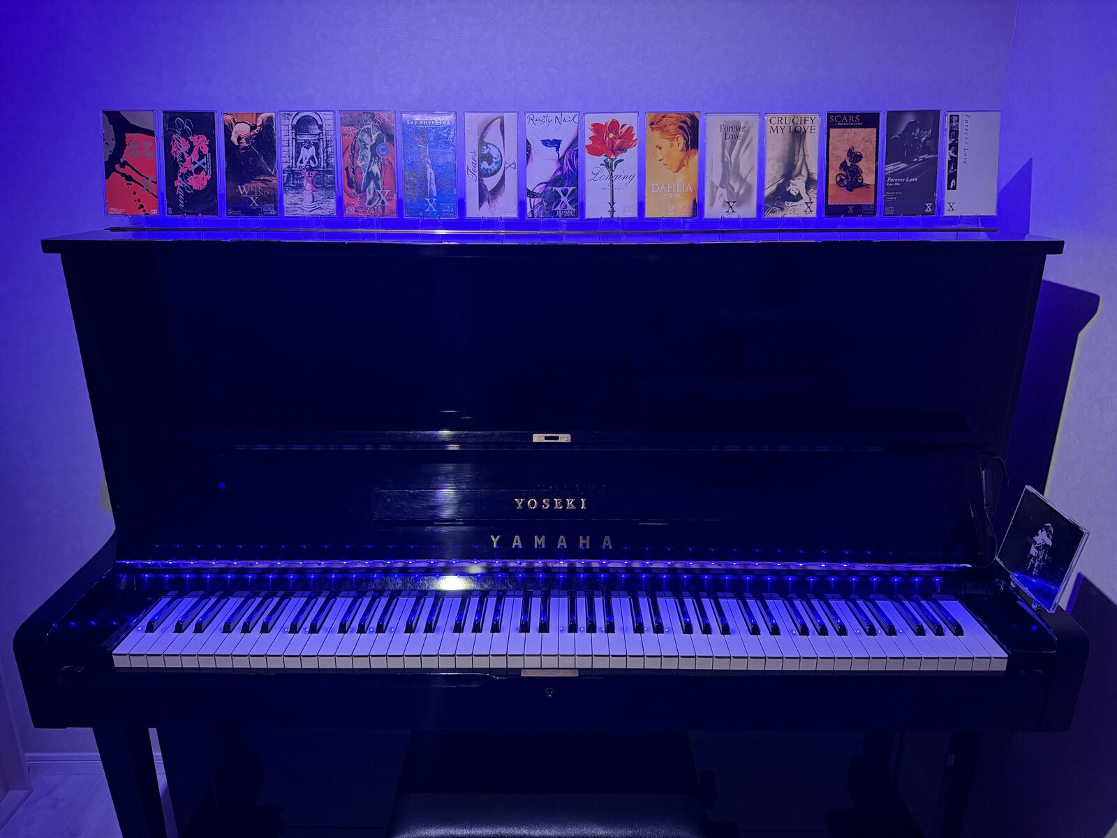 YOSHIKIへの想いを込めて「YOSEKI」と刻んだYAMAHAのアップライトピアノ